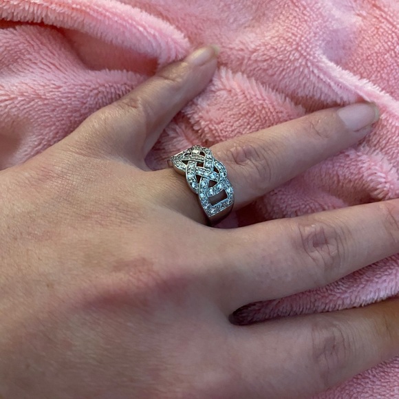 Beautiful Costumes Ring with Clear stones - Picture 2 of 4